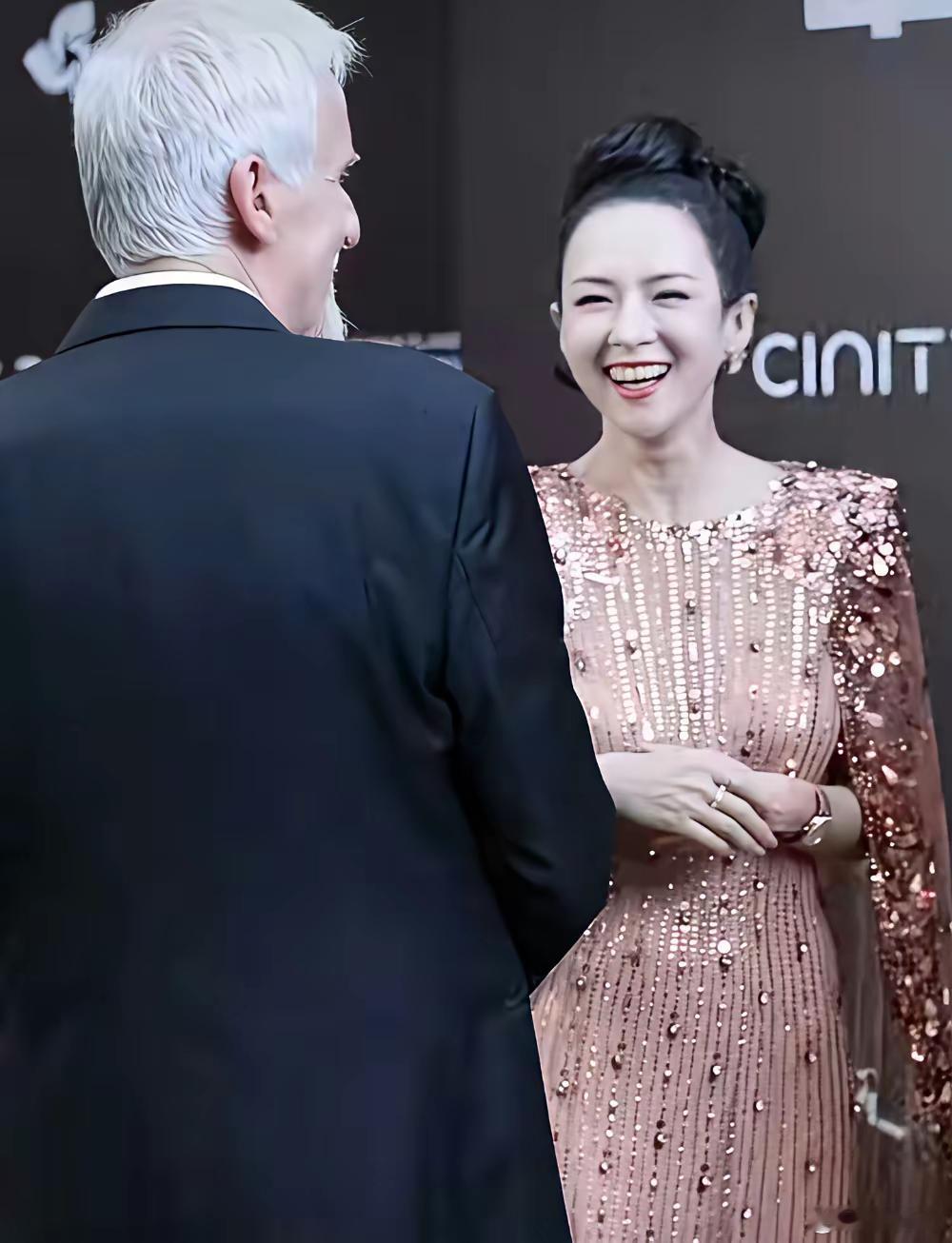 章子怡怎么又来这一套啊《阿凡达3》首映礼上对着邓超孙俪两口子敷衍打招呼（图三）对