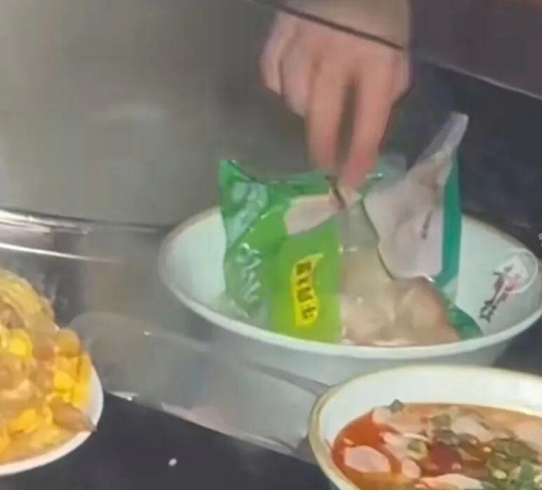 “严查到底！”近日，广东，一家餐馆的厨师在给顾客制作饺子和面条时，竟直接把速冻饺