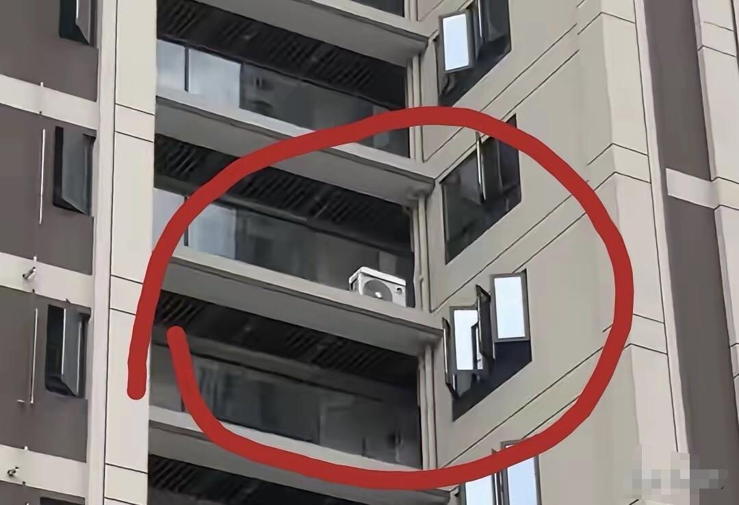 “比霸占车位还恶心！”7月11日报道福建福州，一男子下班后回家，突然发现自家的窗