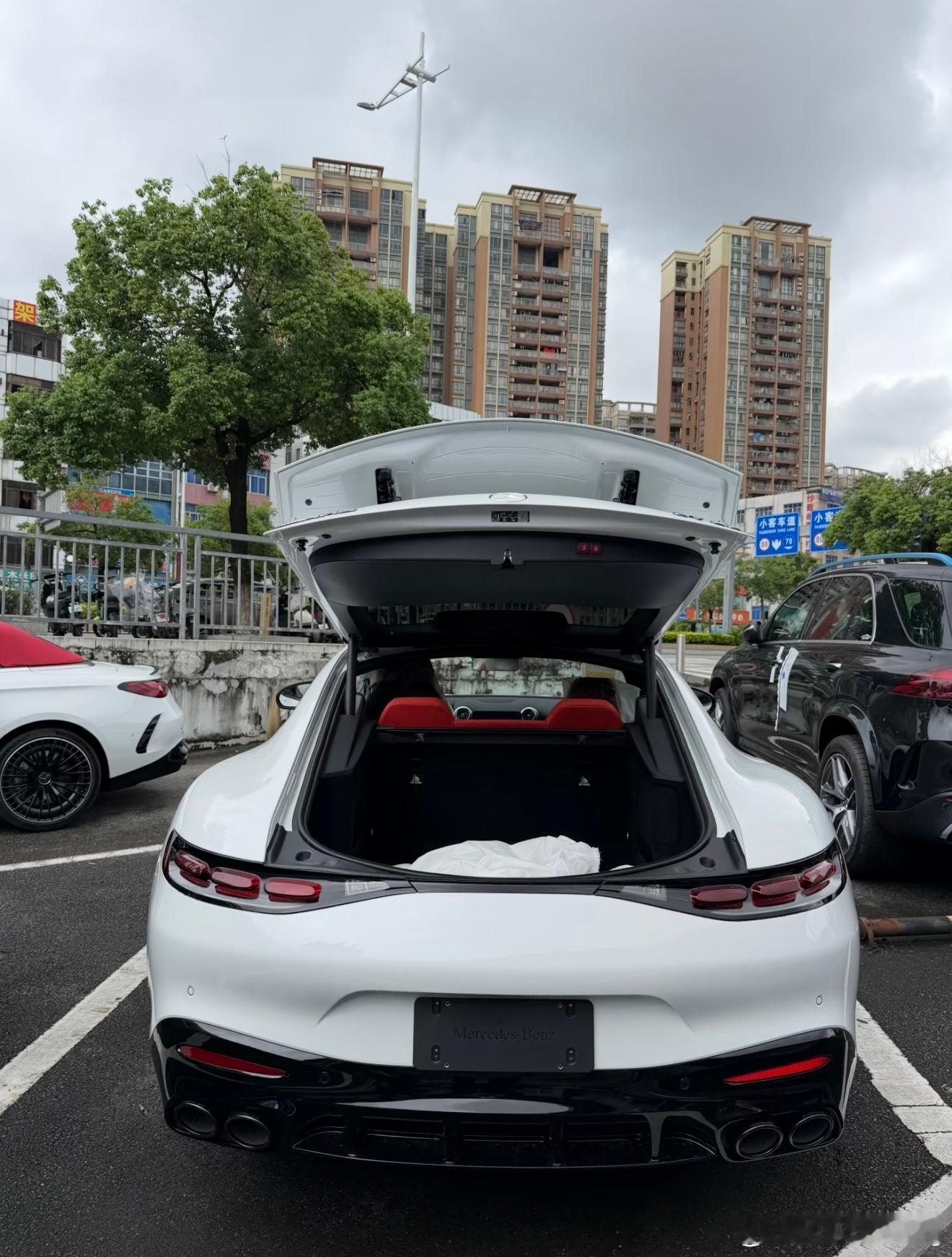 奔驰GT50白色红内配置总价1047200元全款优惠2万块钱102.72万元免