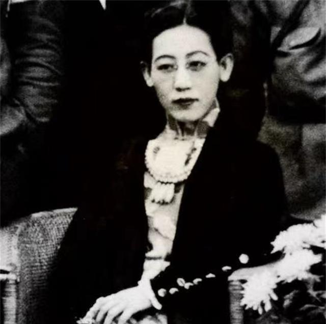 1924年，17岁的川岛芳子，被养父以看画为由叫到书房中。可芳子刚进书房，养父就