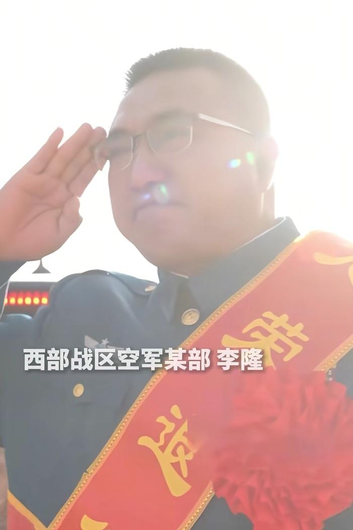 三十功名尘与土，八千里路云和月！人民日报发来报道！！！又一位军营“兵王”光荣