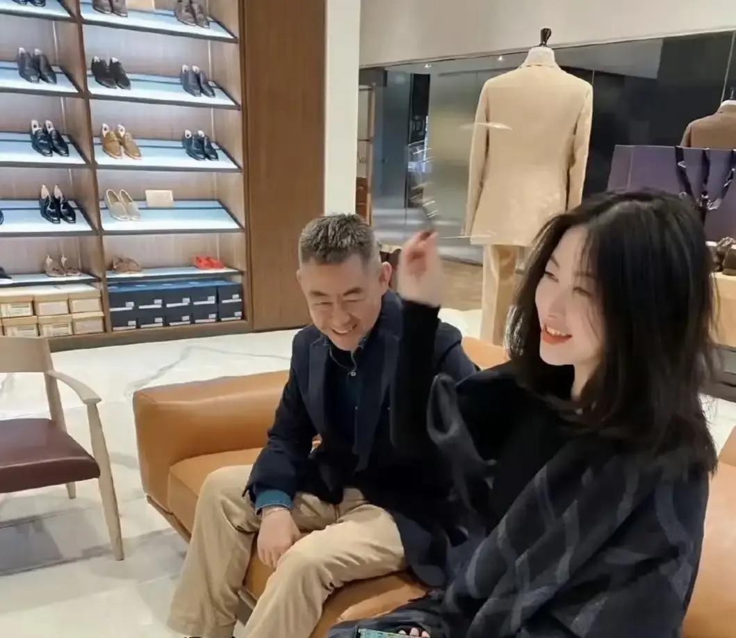 梨涡杀疯了！她爸才是真顶流朱珠每次走红毯，弹幕都在刷：这脸是拿基因彩票换的