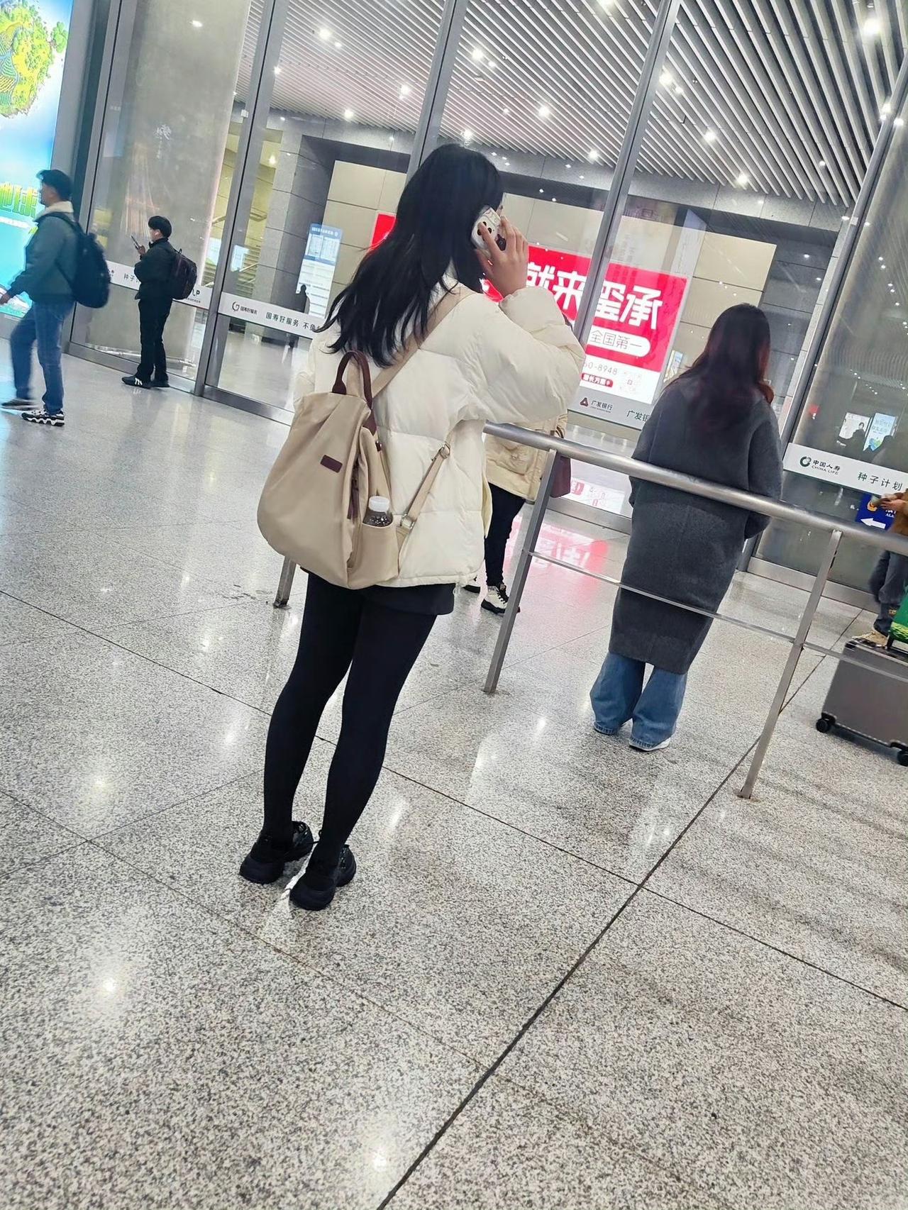 等待接机的美女