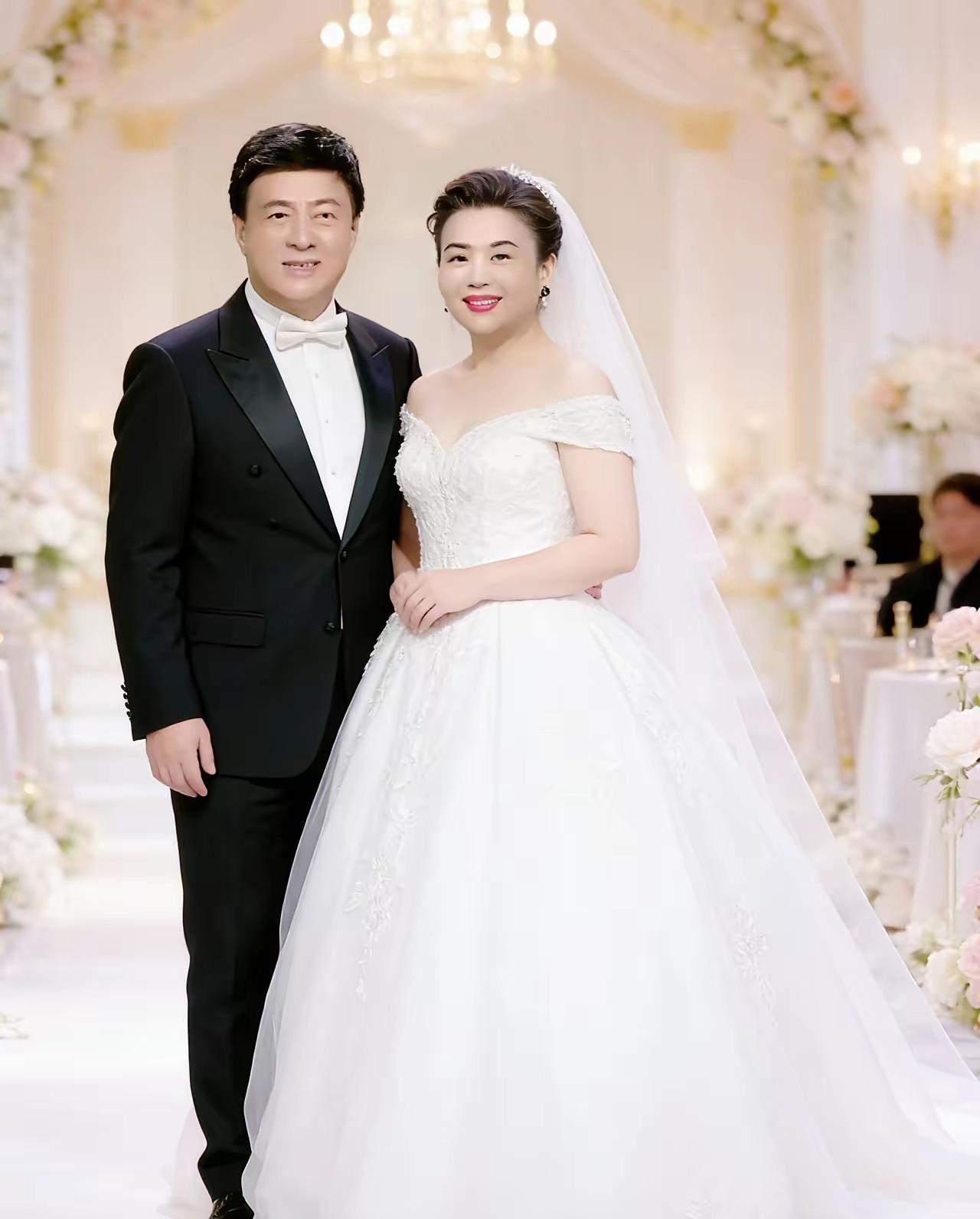 63岁吕继宏被拍到一个细节，才懂他和张也30年不婚的真相。他们没领证，却比很多