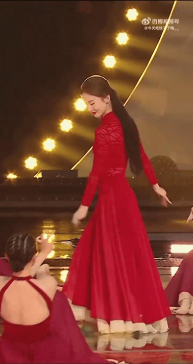 今晚金晨真的太令人失望了不是因为她的网红妆容而是因为她跳的舞太拉胯了之前对