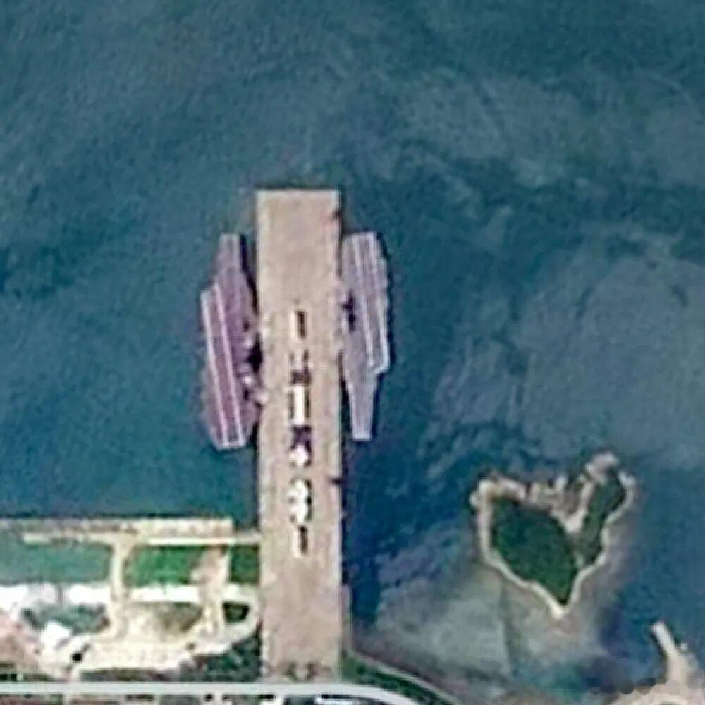 卫星照片来了回港三亚的福建舰首次与山东舰同框6万余吨和8万余吨对比，福建舰确实要