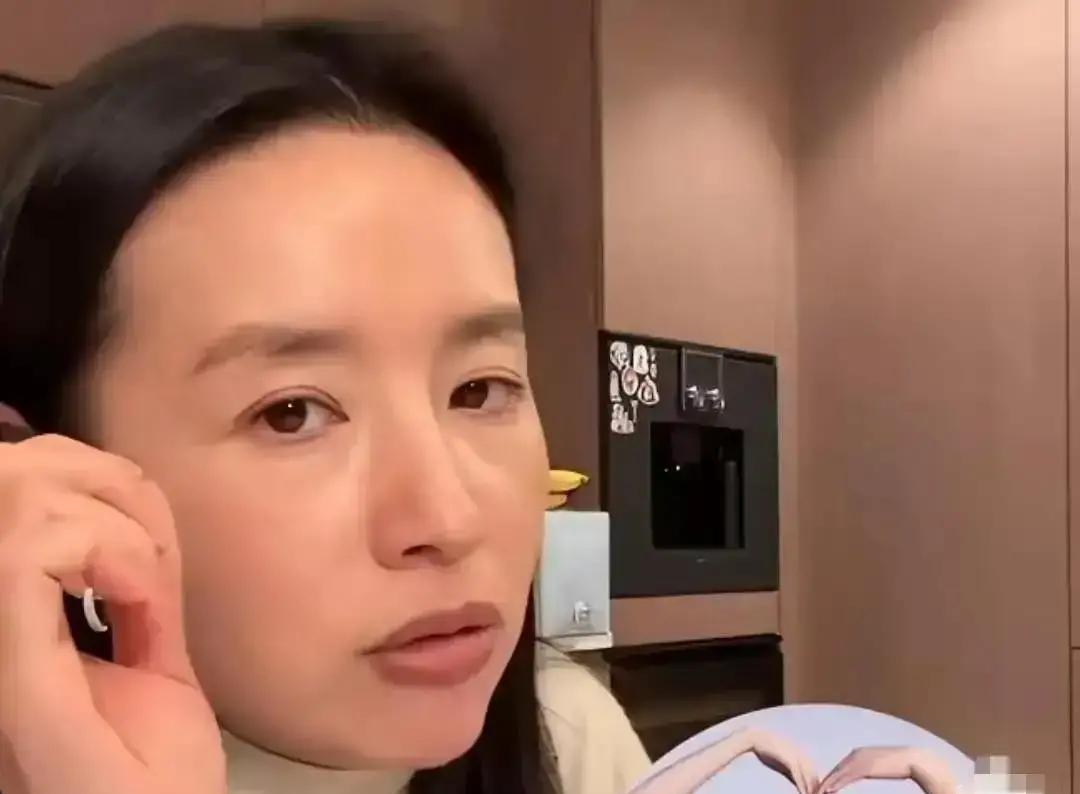 董洁直播梳头那晚，洗发水库存三秒清零。不是产品多神奇，是脱发恐惧在尖叫。防脱