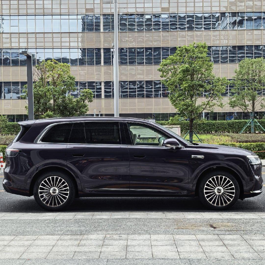 把大紫熊开出来溜一下，咱们智在出行这台问界M8纯电有几个我相当满意的点：1、选的