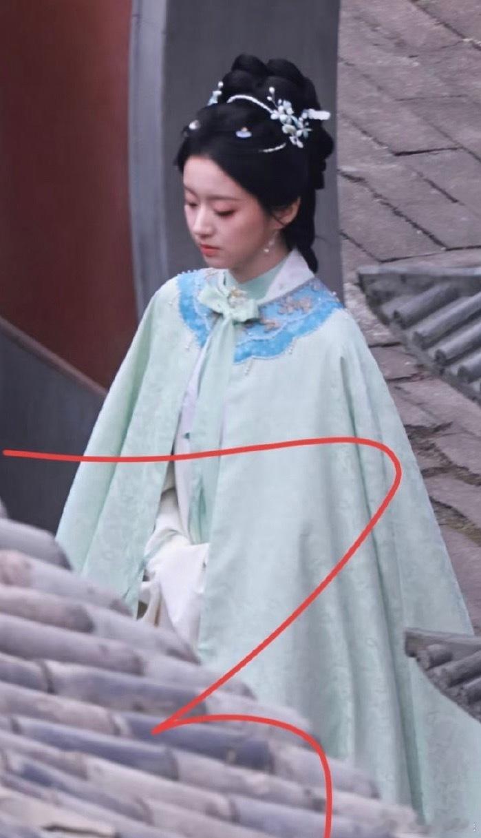 包上恩的明制肩膀那块儿加了一个清代的云肩图案，变的鬼里鬼气的。