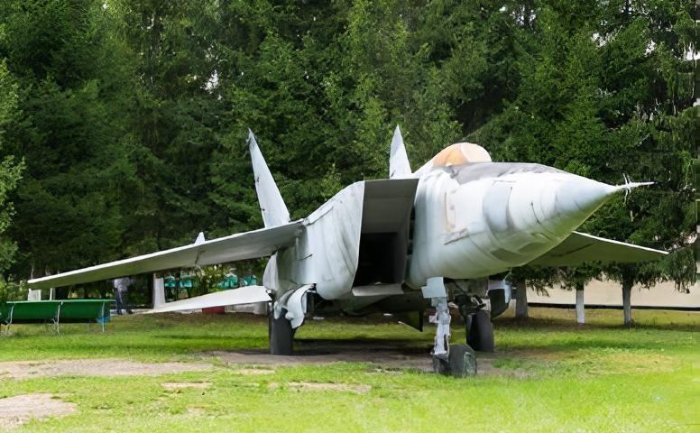 俄罗斯米格-25R“狐蝠”侦察机米格-25R“狐蝠”（Foxbat）侦察机是