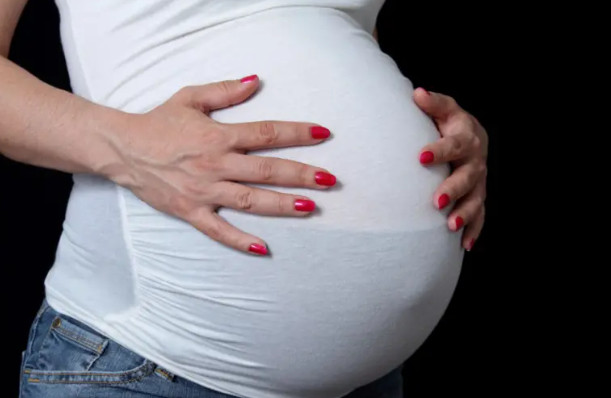 #普京宣布提高全日制女学生孕产津贴#俄罗斯总统普京在主持国家人口与家庭政策落实