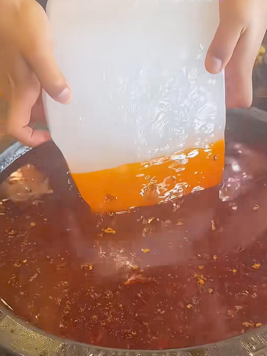 原来火锅里的红油，用冰块就可以取出来！看了这段视频，还是非常涨知识，温乎乎的