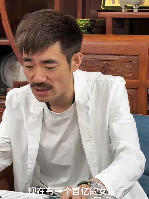 一位粉丝好奇地问他：“四哥，您现在这么名声大噪了，有没有妙龄女子向您抛橄榄枝呢？