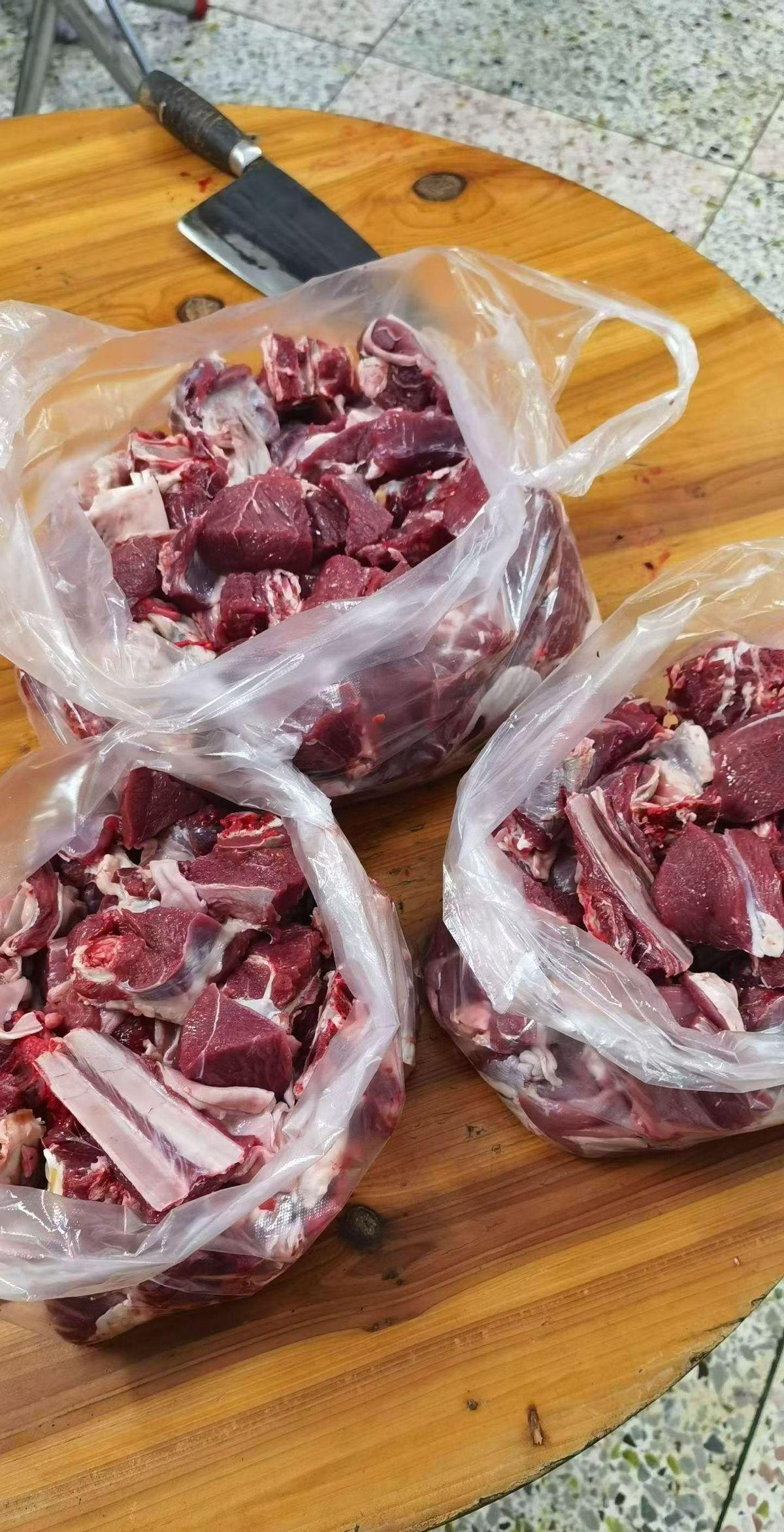 大姑姐在公公把五袋羊肉分好后又折回院子，蹲在地上挨个拆袋捏肥瘦，最后拎走最鼓的那