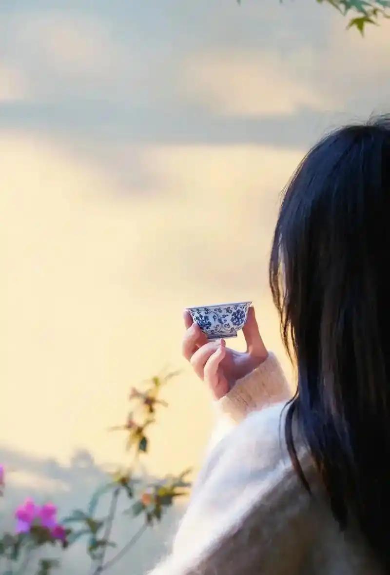 男人必看！三招让女人越相处越离不开你！很多男人以为，留住女人的心靠的是源源