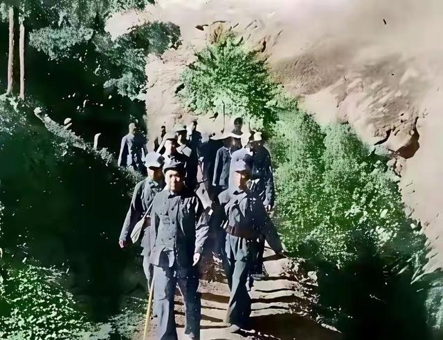 1965年胡志明访华时，曾想拿自己的名贵玉杖、换毛主席手里的普通竹杖，被毛主席笑