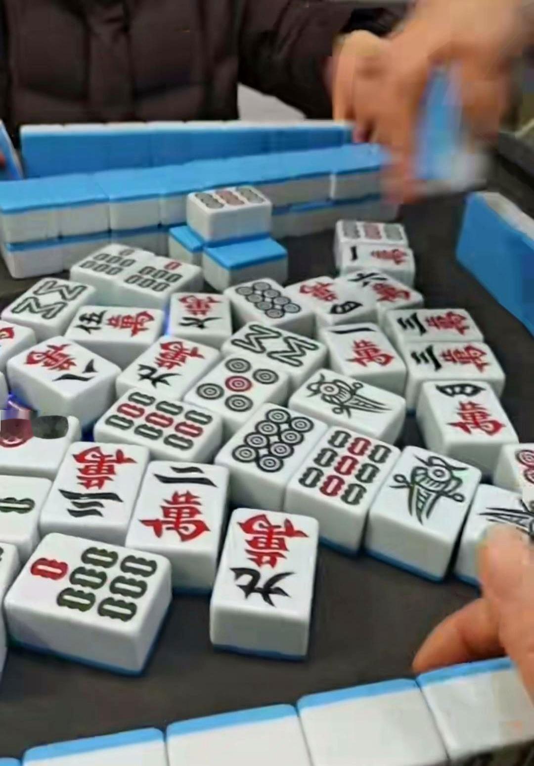 赢了钱请客，饭吃完一算账，倒贴100。开局就连点了九个炮，一下午就胡了两把