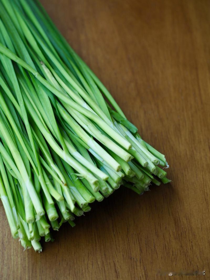 春天最美的最早蔬菜应该就是韭菜吧昨天去超市买菜发现韭菜便宜了好多有冬天的