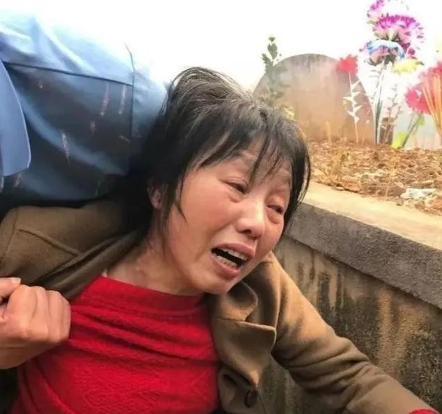 1984年，一战士壮烈牺牲，其新婚20天妻子拒绝改嫁，坚持生下遗腹子，35年后，