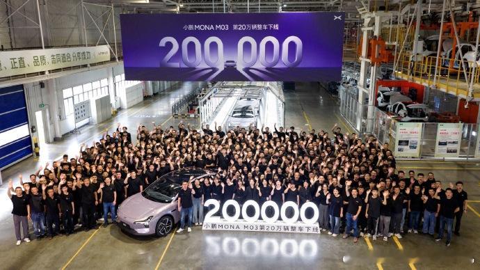 最早的小鹏汽车，出道即颠峰，迅速成为三大国产新势力品牌之一，风光无限。随着竞争越