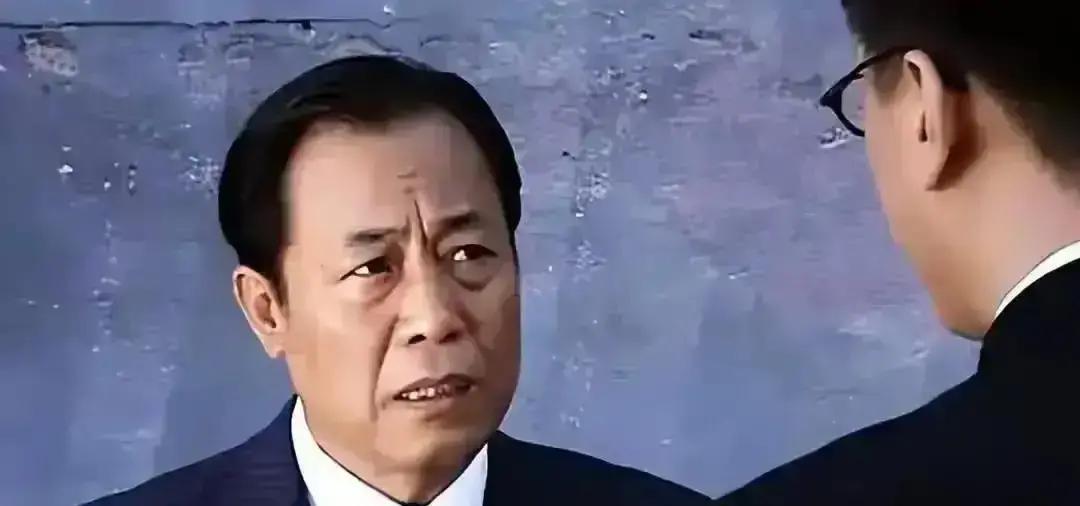 钩子：孙红雷拍《潜伏》时坚持“枪口低三寸”，导演问他为什么，他说：活着的特工不会