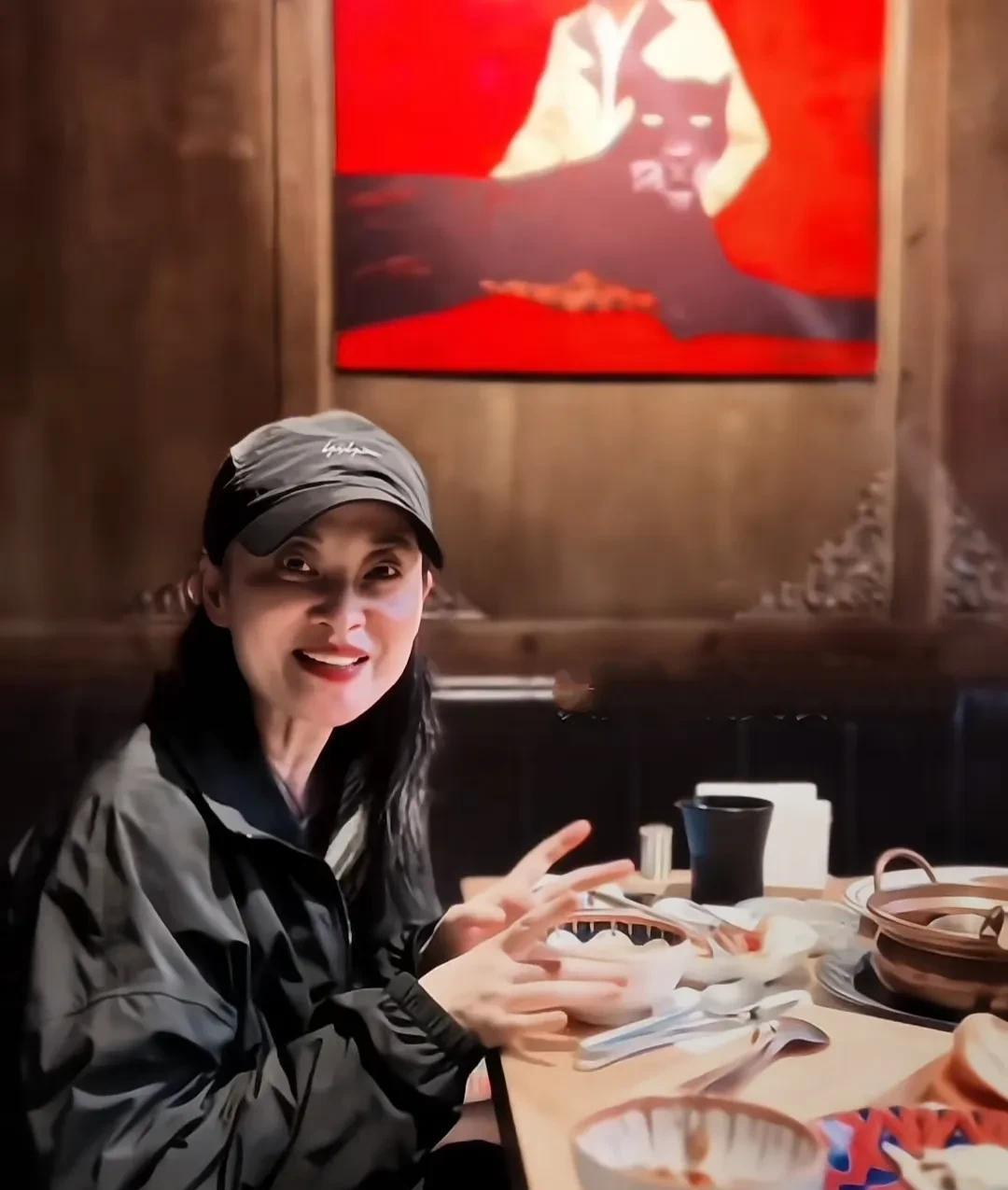 梅婷很美，气质也足够优雅，演技还非常不错，儿女双全事业有成，唯一的缺点就是不抗老