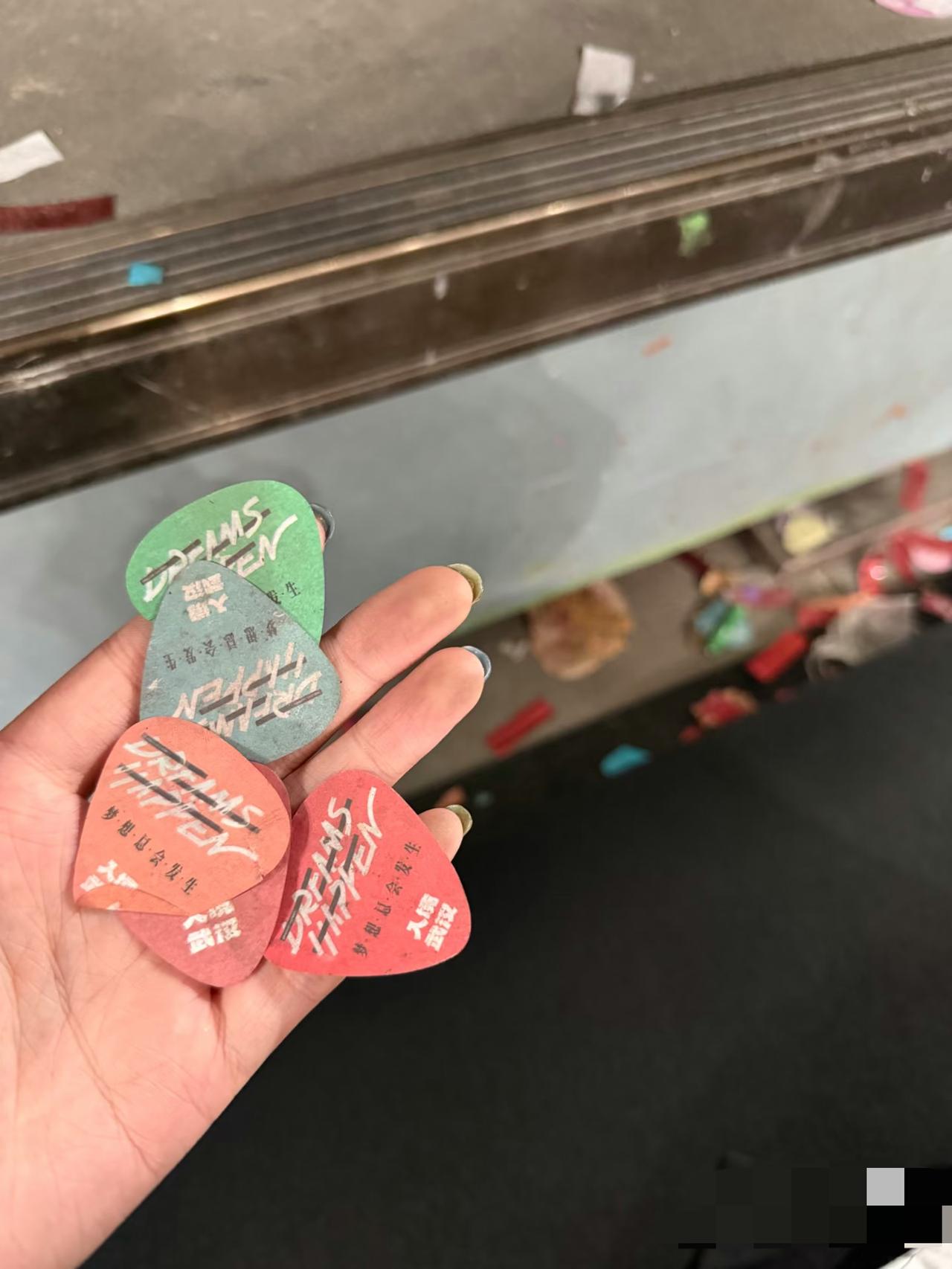 有歌迷在昨晚亮哥内场捡到了生哥的彩带！哇哦，这就是“父母爱情”吗。楚生的“荒