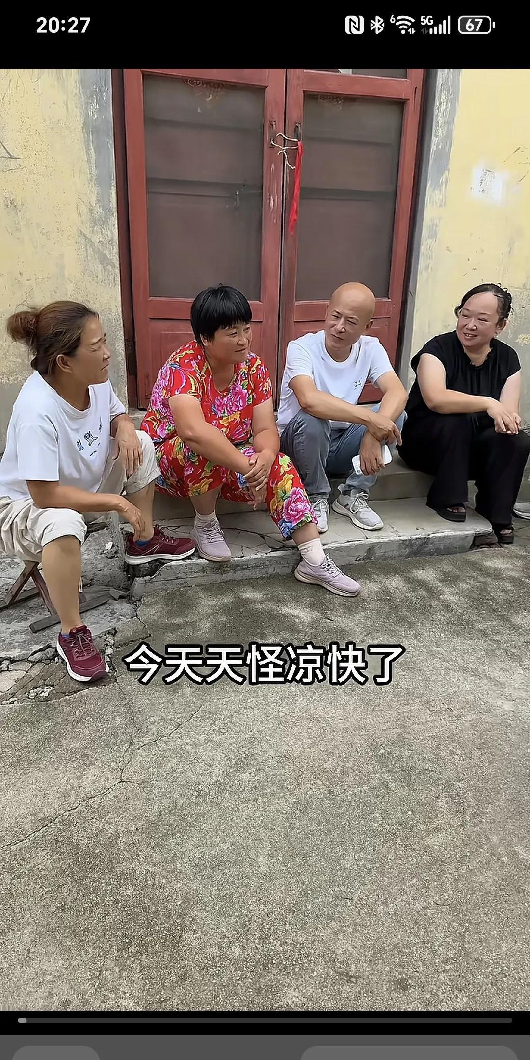 太尴尬了，你都给就不给她，人家还礼貌的站起来了，还说的客套话，笑脸相迎，结果打脸