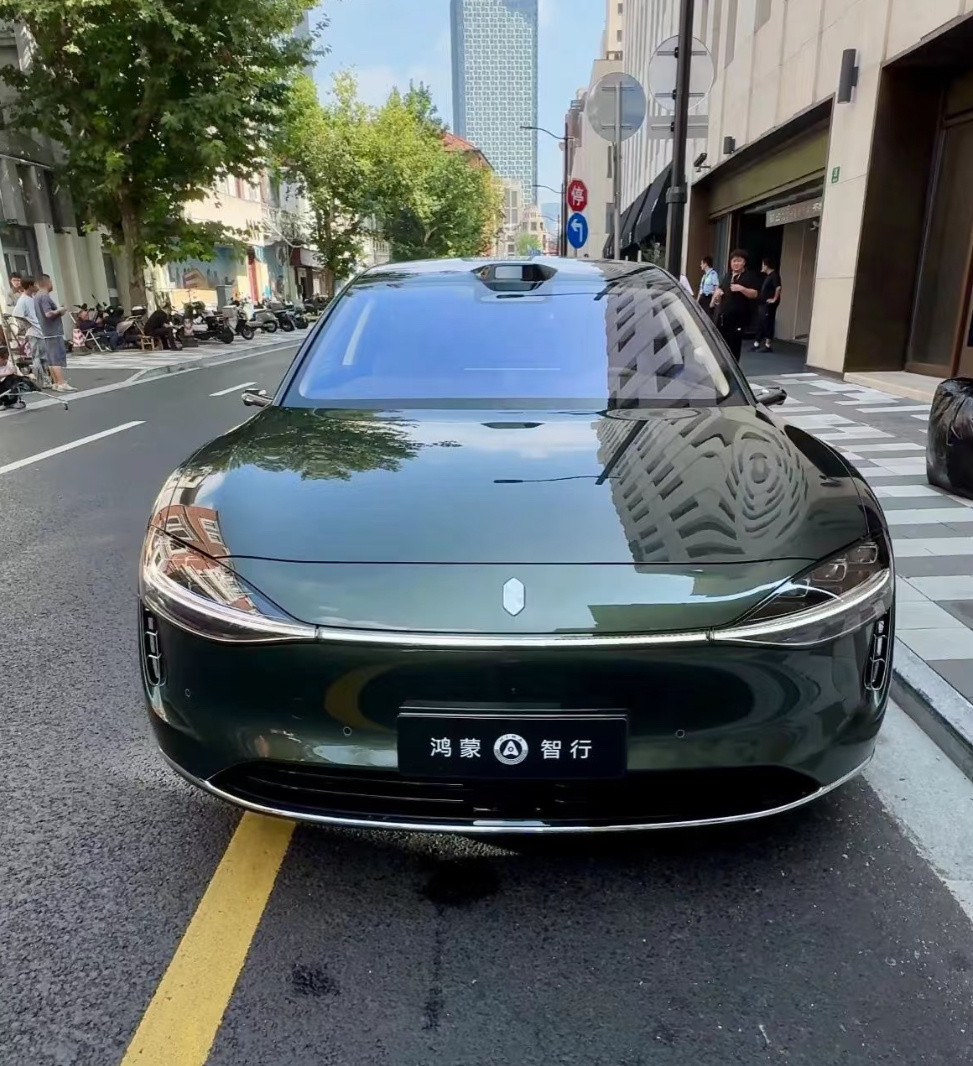 享界S9T最新实拍，好像是在上海拍片。​​​