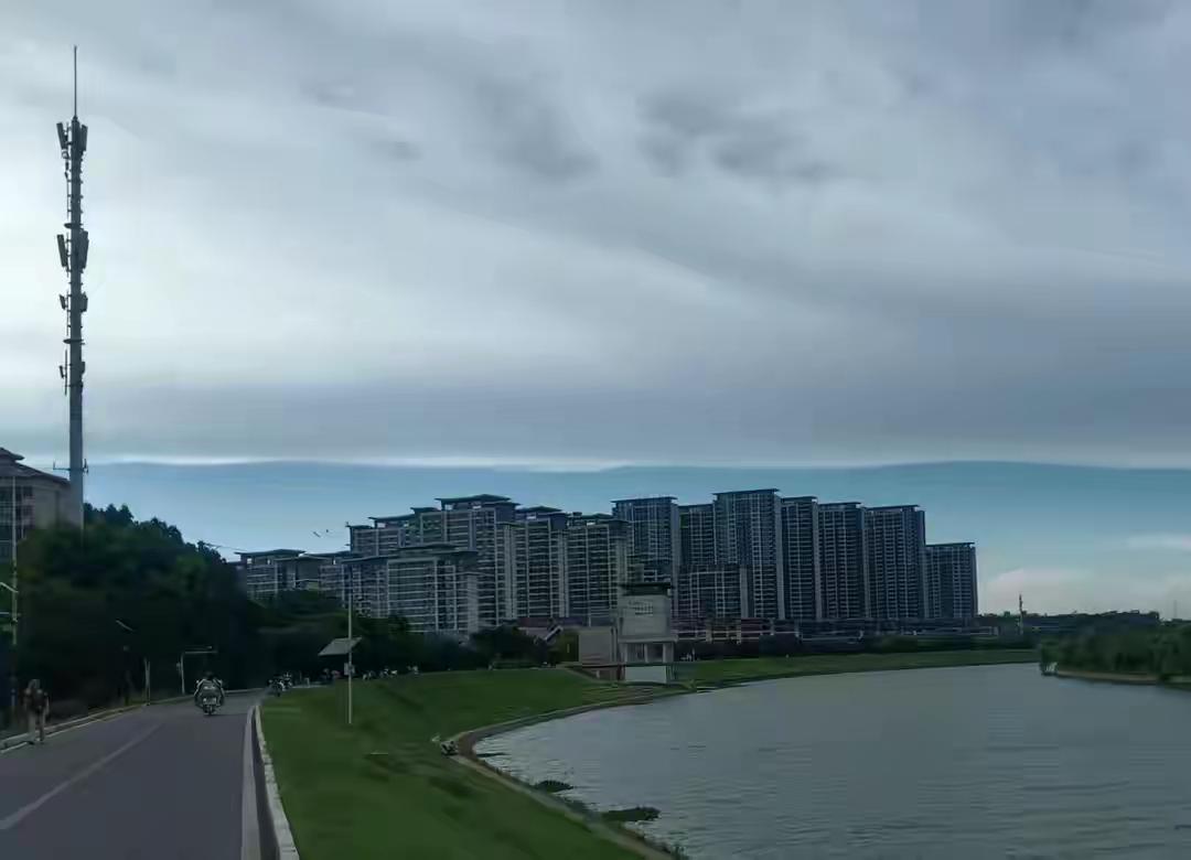 襄阳傍晚现罕见“阴阳天”奇观，气象专家解读成因一、现场景象襄阳傍晚天