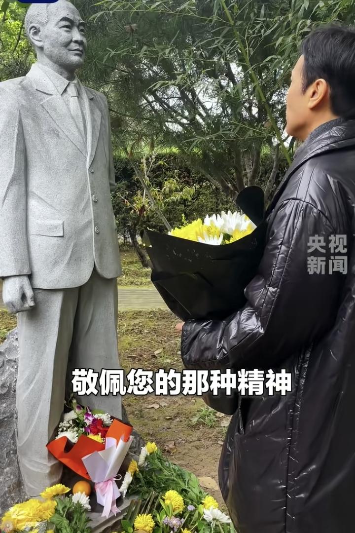 10月17日，北京郊外福田公墓，电视剧《沉默的荣耀》中的“吴石将军”扮演者于和伟