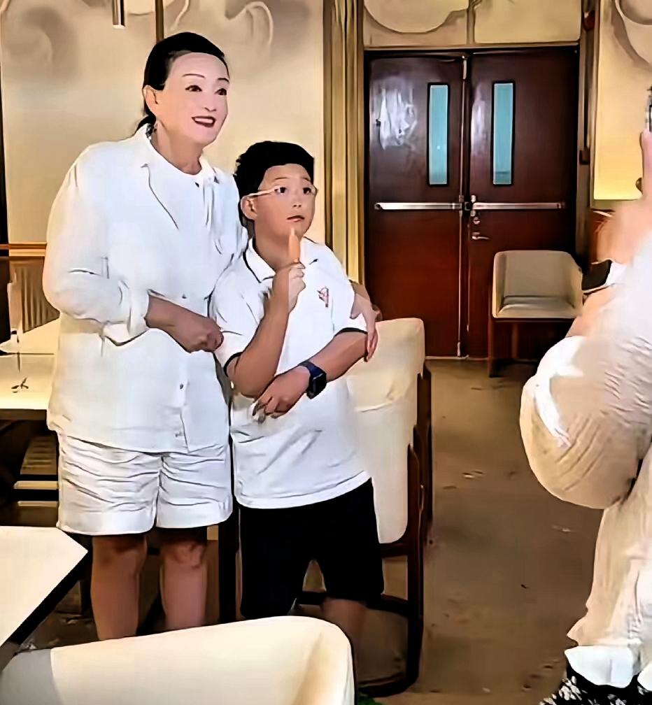 盼了一整个学期！兰姐放下工作陪孙辈，北京暑假行程早已敲定忙碌大半年后，孩子