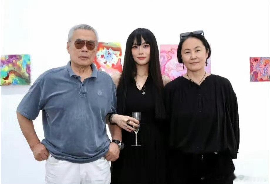 星二代本质还在啃老，在老子的光环下博得关注，窦唯的二女儿窦佳嫄最近频频露脸。有趣的现象是：当初被挖墙