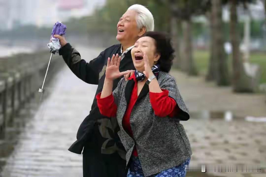 刘大妈，彭玉，老艺术家离世，一点也不感觉到悲伤。因为算起来他是一个高寿的老人了，