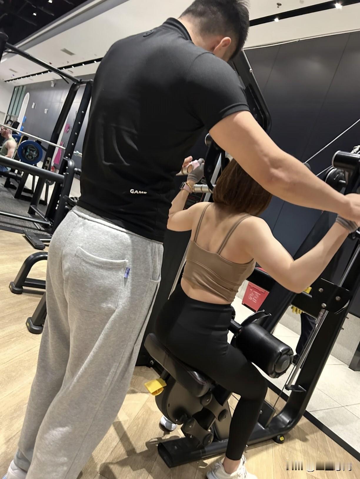 都说是健身房里滥事多，甚至胜过台球厅、骑行圈跟夜店，耳听为虚眼见为实，今天就给你
