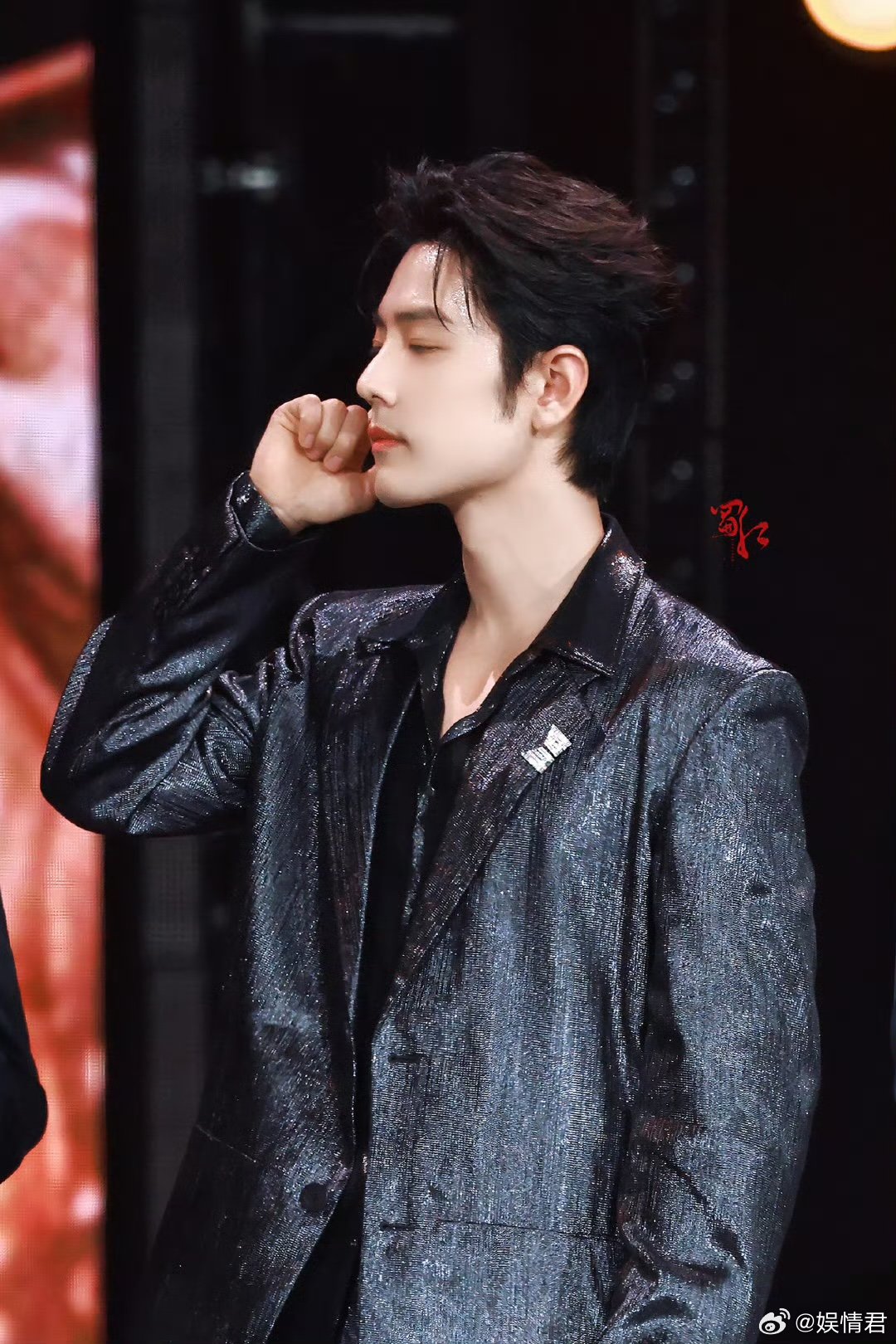 肖战在台上疯狂流汗肖战又热的满头大汗肖战在台上疯狂流汗，看给孩子热的，肖战是真的