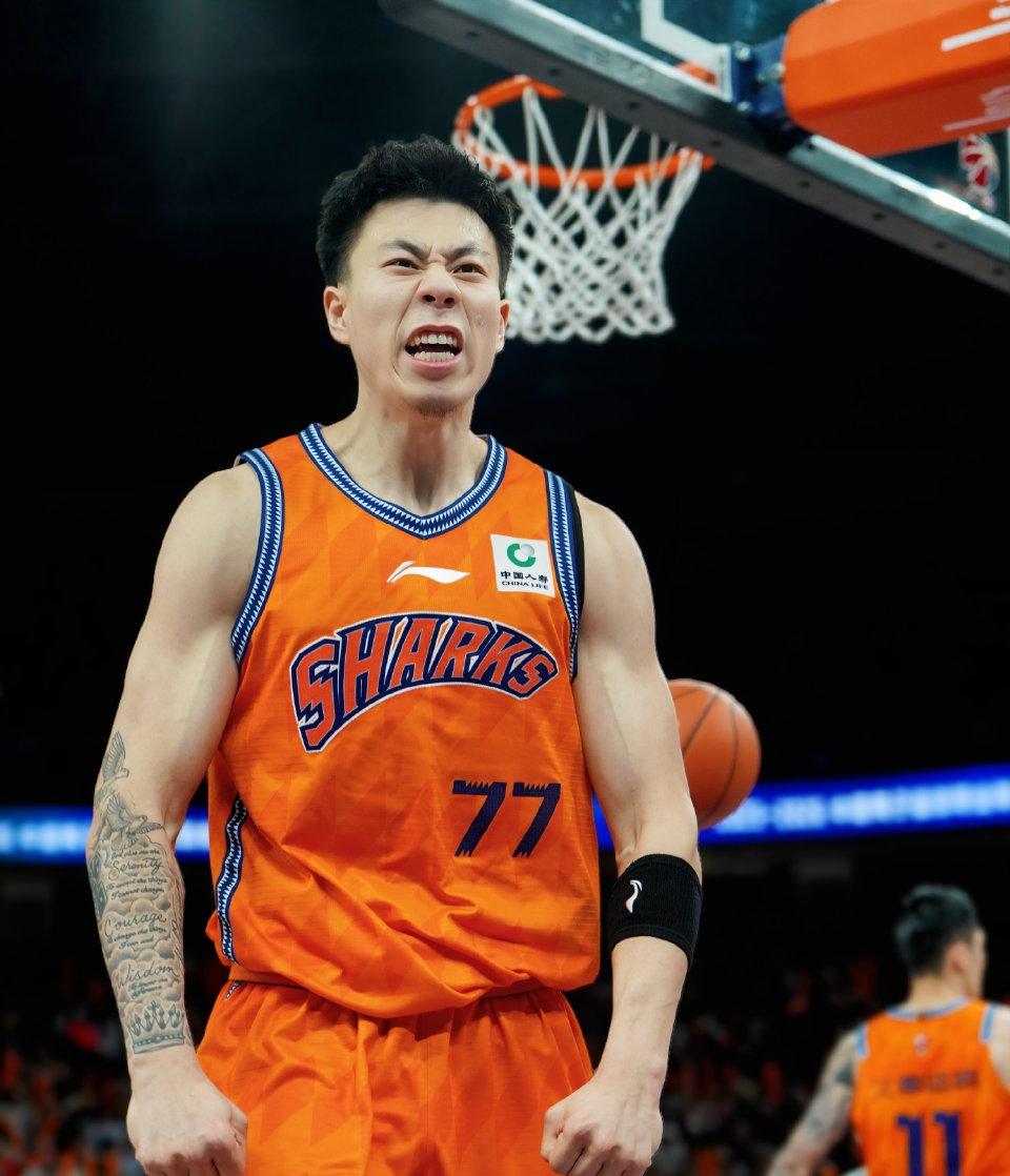 不吹不黑，今日张镇麟和李弘权的表现对比！！李弘权：首发上场19分钟，投篮1