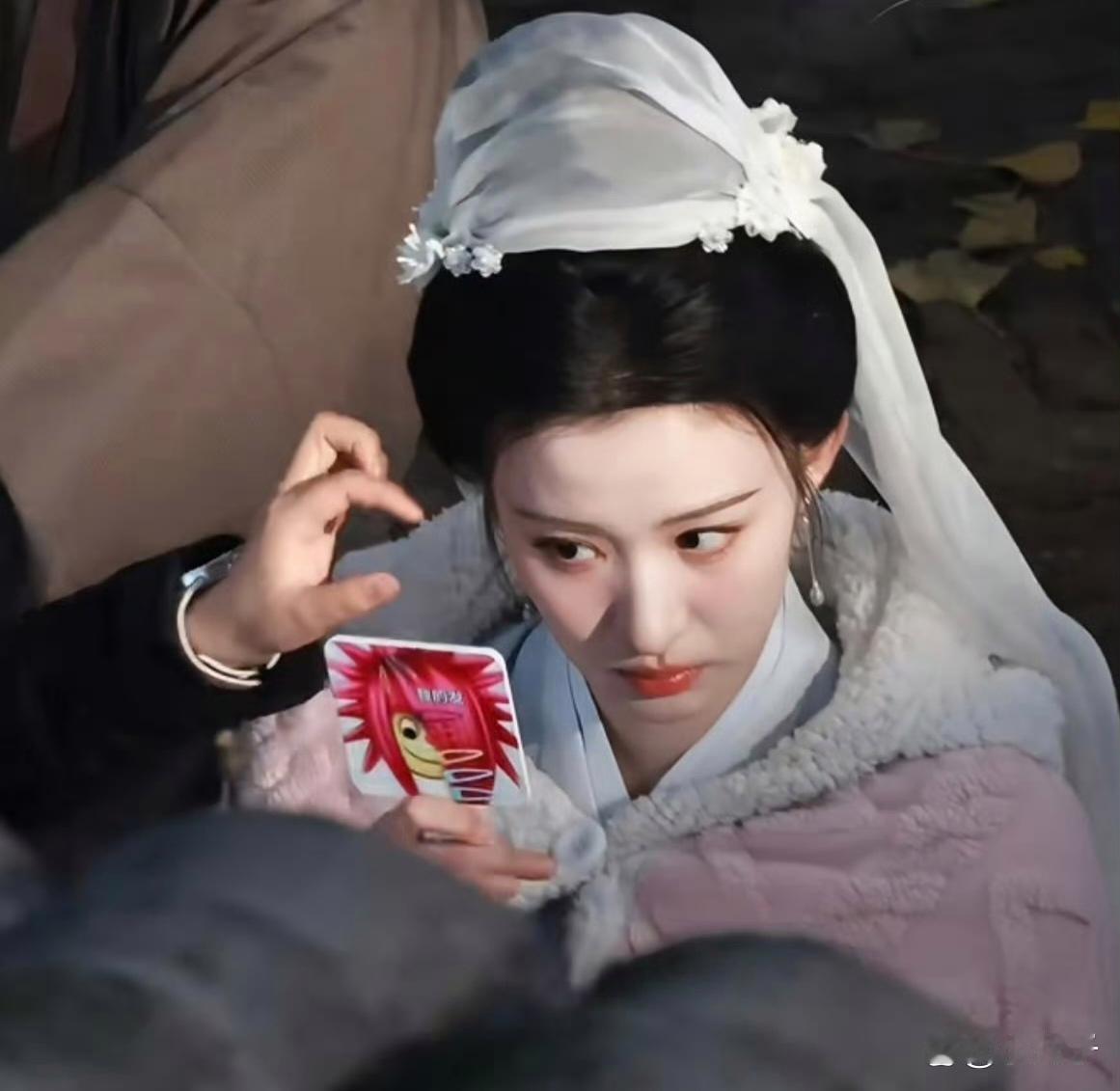 爱美的王楚然小姐姐，这小镜子买了多少呀！时时刻刻都在关注自己的美貌吧！