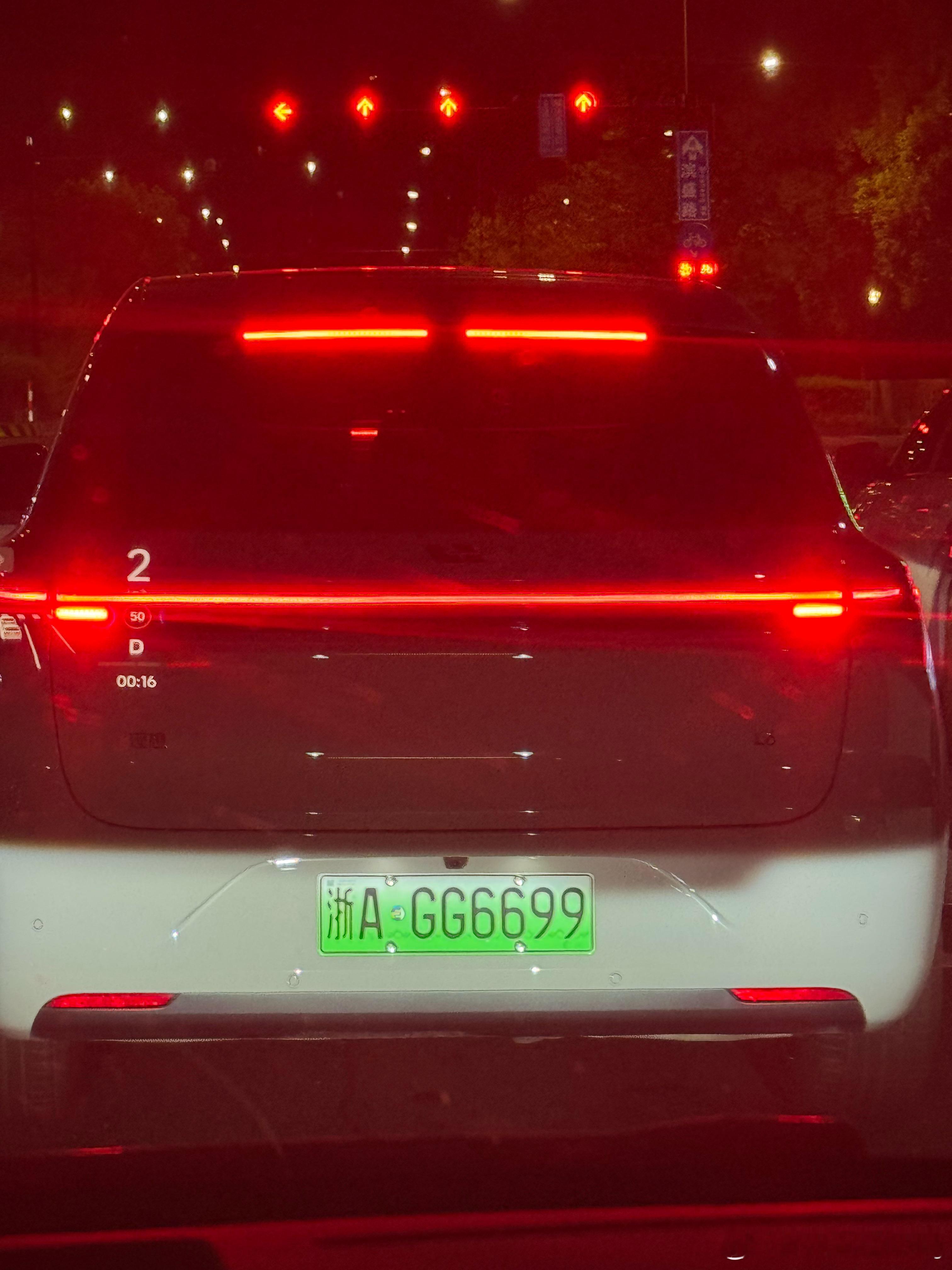 这台L6车牌真整齐啊​​​