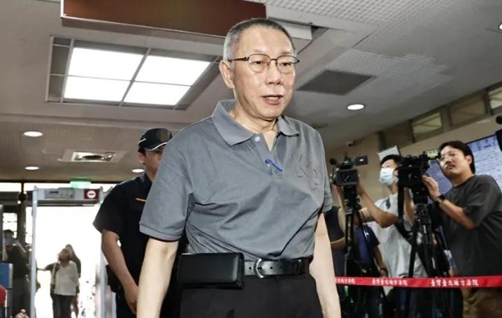 柯文哲交保后首度出庭，庭讯结束后柯文哲步出法庭，并与小草击掌、握手。柯文哲在交