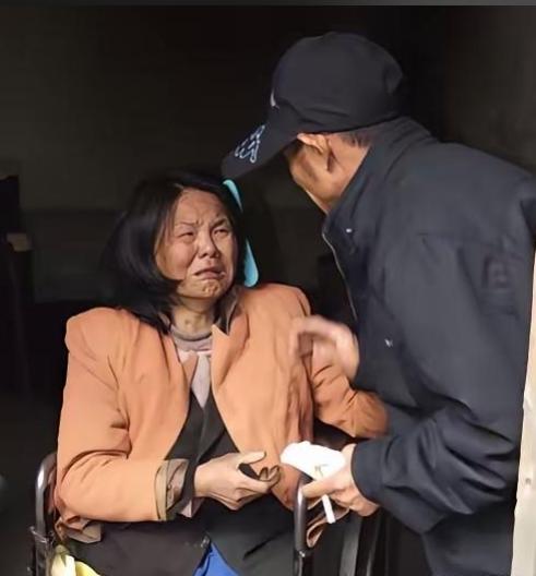 2001年，山东一三轮车夫在街头发现了一位被遗弃的高位截瘫女子，他心生怜悯，将女