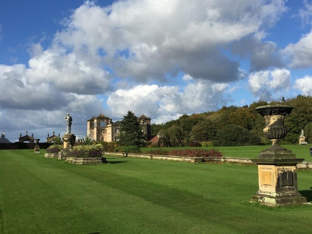 昨天跟一个初二的家长闲聊，家长跟我说孩子回来的时候手机都不离手，不是因为其他的原