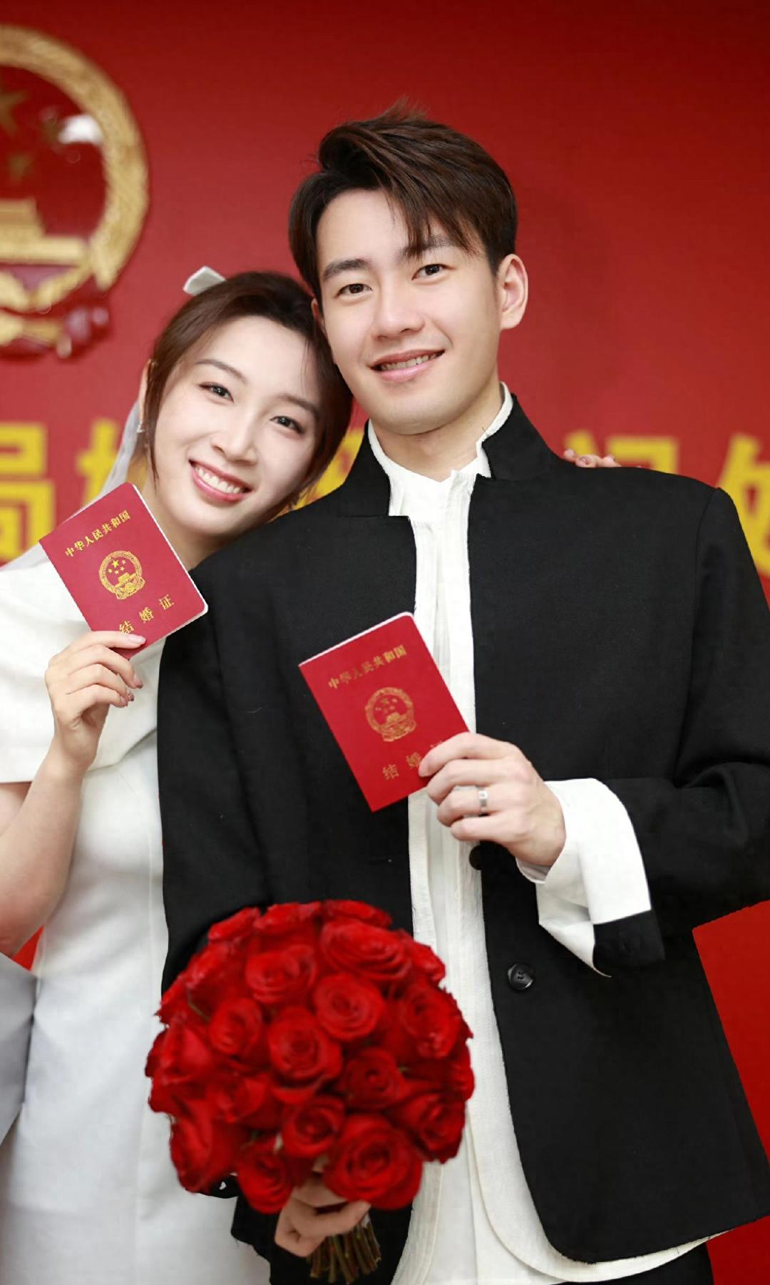 这俩运动员，一个打羽毛球，一个打乒乓球，好家伙竟然领证结婚了，现在成了一家人了。