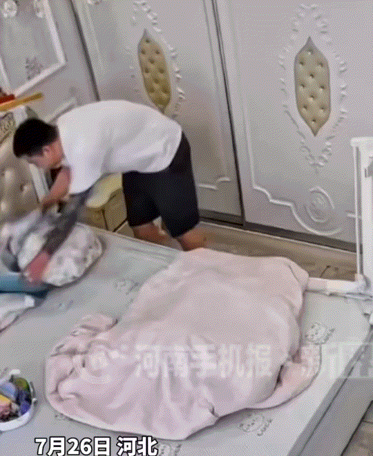 笑不活了！河北，一爸爸在卧室收拾床铺，看着乱哄哄的床铺被套，爸爸也是一阵收拾后，