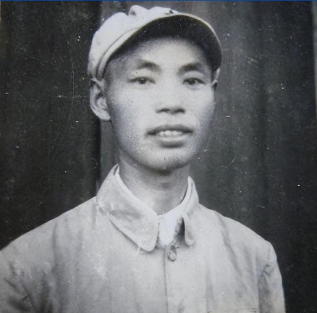 1949年3月，二野第11军政委鲍先志率部解放家乡湖北麻城。离乡十七载，他心系家