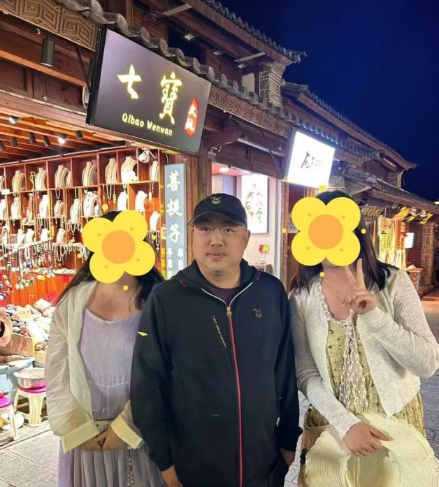 刘国梁现在最该做什么？有网友拍到刘国梁在大理旅游。洒泪辞掉中国乒协主席，出去放