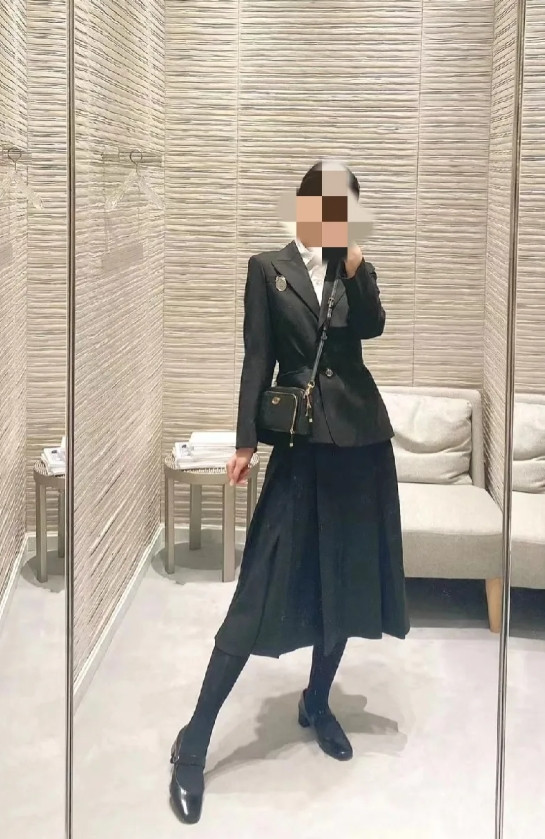 这就是备受众人追捧的奢侈品。宝格丽一位柜姐做出4000w业绩，竟被店长与高层联