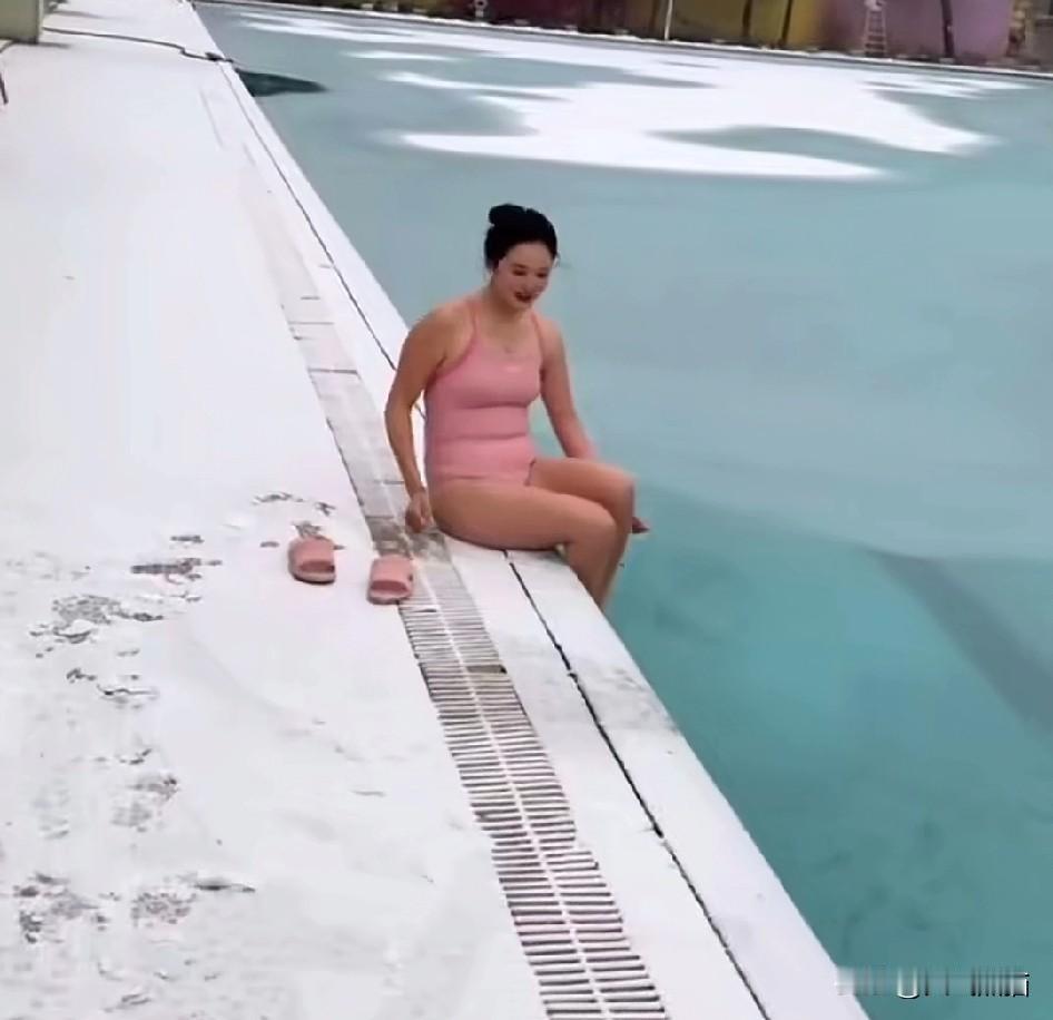 看到这个美女冬泳的视频，一些南方老爷们认为这没啥。他们说这就跟凉水洗脸是一个道