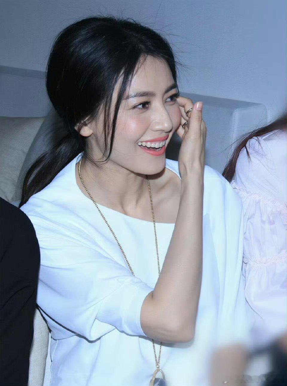 高圆圆行程再赶也挡不住干饭奔波忙碌也不忘好好享用美食，高圆圆的松弛感藏在烟火三餐